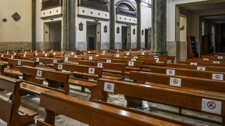 Markierte Kirchenbänke in Zeiten von Corona / © Paolo Galosi/Romano Siciliani (KNA)