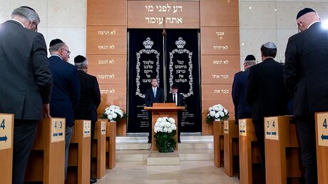 Markus Söder, Ministerpräsident von Bayern, besucht die Ohel Jakob Synagoge / © Sven Hoppe (dpa)