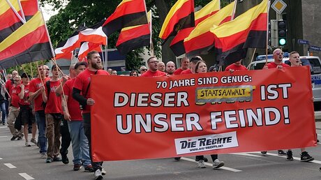 Marsch der rechtsextremen Partei  / © Johannes Neudecker (dpa)