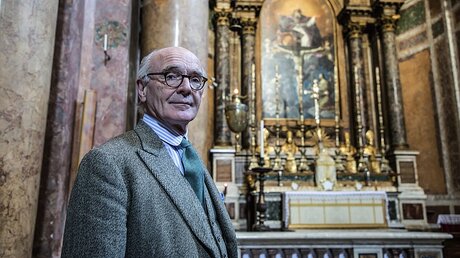 Martin Mosebach in der Kirche Santissima Trinita dei Pellegrini in Rom / © Stefano dal Pozzolo (KNA)