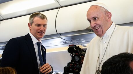 Matteo Bruni (l.) mit Papst Franziskus während eines Fluges / © Paul Haring (KNA)