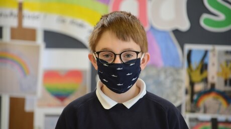 Matthias hat zum Neustart in der Schule gleich fünf Mundschutzmasken mit dabei / © Beatrice Tomasetti (DR)