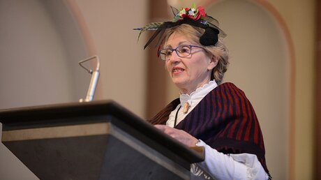 Mechtild Münzer - sonst Lektorin in St. Nikolaus - trägt die Lesung vor / © Beatrice Tomasetti (DR)