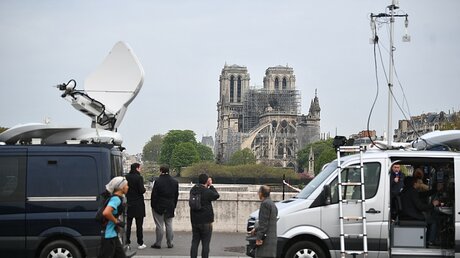 Medienteams versammeln sich nahe der Kathedrale Notre-Dame nach einem Brand / © Victoria Jones (dpa)