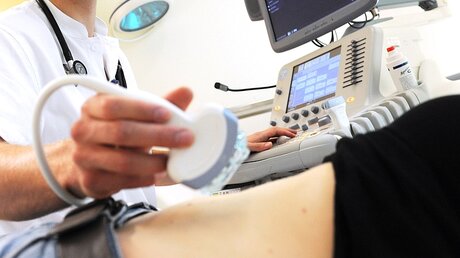 Mediziner führt eine Ultraschall-Untersuchung durch / © Angelika Warmuth (KNA)