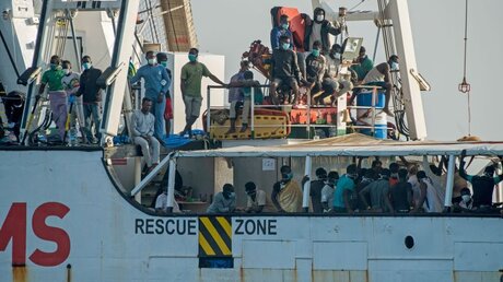 Mehrere Migranten springen etwa 1,5 Kilometer vor Palermo von dem Seenot-Rettungsschiff Open Arms / © Thomas Lohnes (epd)