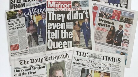 Mehrere Titelseiten britischer Zeitungen berichten über die Ankündigung, dass Prinz Harry und Herzogin Meghan teilweise von ihren royalen Verpflichtungen zurücktreten werden / © Pa (dpa)