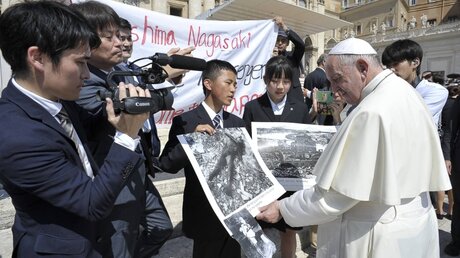 Menschen aus Hiroshima und Nagasaki zeigen Papst Franziskus Fotos, die nach den Atombombenabwürfen 1945 entstanden sind / © Vatican Media (KNA)