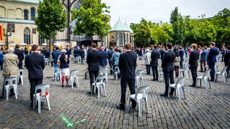 Menschen im Gebet an Fronleichnam in Münster / © Lars Berg (KNA)