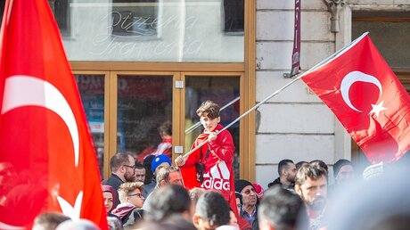 Menschen mit Türkeiflaggen warten auf Erdogan / © Christophe Gateau (dpa)