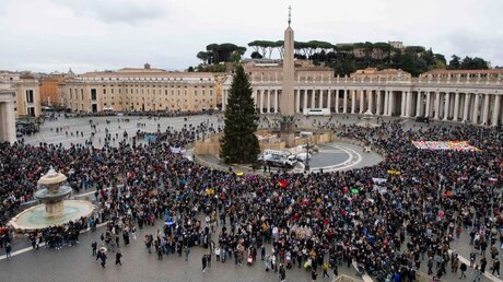 Menschen während des Angelusgebets auf dem Petersplatz mit aufgestelltem Weihnachtsbaum / © Vatican Media/Romano Siciliani (KNA)