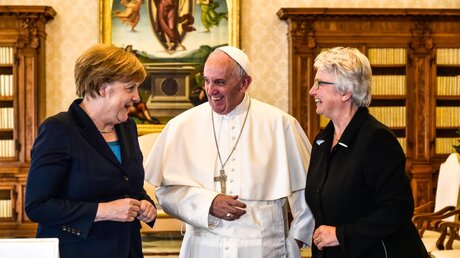 Merkel und Schavan bei Papst Franziskus / © Cristian Gennari (KNA)