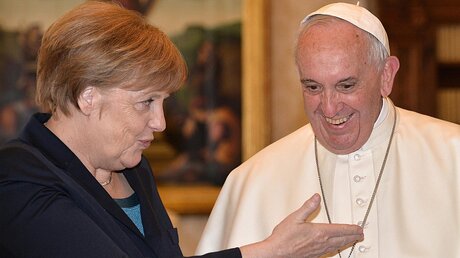 Kanzlerin Merkel und der Papst / © Alberto Pizzoli (dpa)