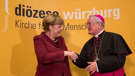Angela Merkel mit dem Würzburger Bischof Friedhelm Hofmann beim beim Würzburger Diözesanempfang. / © Daniel Karmann (KNA)