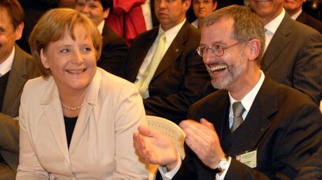 Angela Merkel und Caritas-Präsident Peter Neher / © Wolfgang Radtke (KNA)