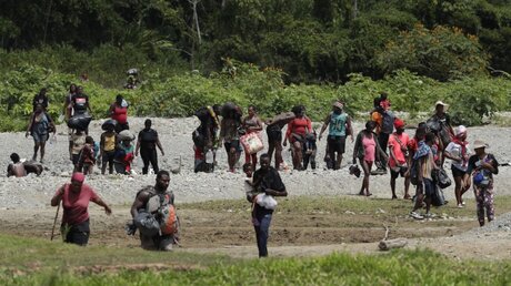 Migranten aus Haiti überqueren den Fluss Tuquesa / © Arnulfo Franco/AP (dpa)