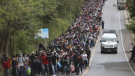 Migranten gehen entlang einer Autobahn / © Sandra Sebastian/AP (dpa)