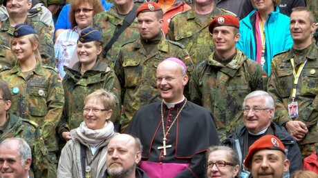 Militärbischof Franz-Josef Overbeck mit Soldaten / © Maike Müller (KNA)