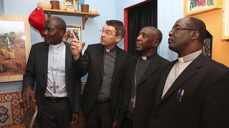 Erzbischof Garbiel Mbilingi, missio-Prälat Klaus Krämer, Bischof Louis Portella Mbuyu, Erzbischof Gabriel Anokye. / © Jörg Löffke (KNA)