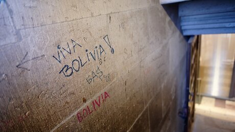 Mit Filzstift geschriebene Botschaften von Besuchern am Aufgang des Südturms / © Henning Kaiser (dpa)