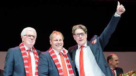 Der Präsident des 1. FC Köln Werner Spinner (l) und seine Stellvertreter Toni Schumacher (r) und Markus Ritterbach / © Maja Hitij (dpa)