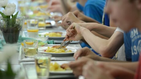 "Essen fassen!" - Schüler einer Ganztagesschule essen zu Mittag (dpa)