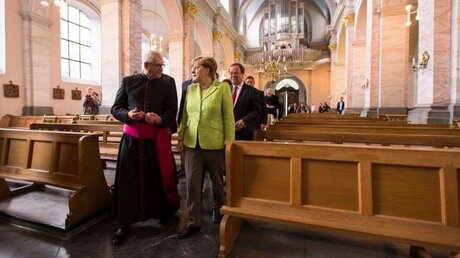Monsignore Heribert August und Angela Merkel im Jahr 2017 (privat)