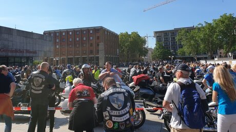 Hunderte Motorradfahrer beim Treffen in Köln / © Viola Kick (DR)