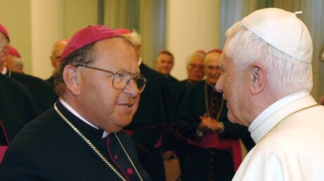 Bischof Rudolf Müller mit dem Papst (KNA)