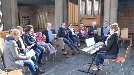 Musikalisch an den Bibeltext annähern: Die Gemeindemitglieder singen gemeinsam / © Marcel Buckan (DR)