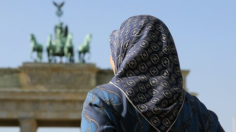 Muslimische Frau mit Kopftuch  / © Wolfgang Kumm (dpa)