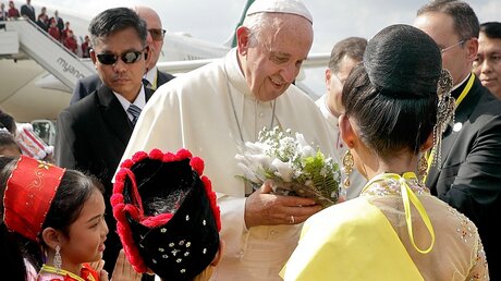 Myanmar: Papst Franziskus wird bei der Ankunft von Kindern umringt  / © Andrew Medichini (dpa)