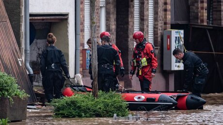 Nach dem Unwetter: Rettungsschwimmer und Polizeitaucher in Erftstadt / © Marius Becker (dpa)