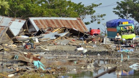 Zerstörte Gebäude und Schutt nach dem Tsunami in Palu / © Uncredited (dpa)