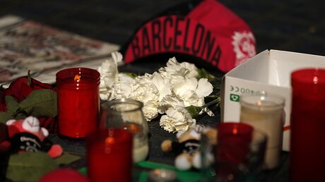 Blumen nach dem Anschlag in Barcelona / ©  Francisco Seco (dpa)