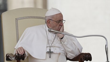 Nachdenklich - Papst Franziskus während der Generalaudienz auf dem Petersplatz / © Gregorio Borgia (dpa)