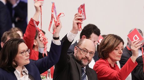 Nahles, Schulz und Dreyer beim Außerordentlichen Parteitag der SPD / © Kay Nietfeld (dpa)