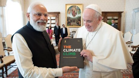 Narendra Modi, Premierminister von Indien, überreicht Papst Franziskus ein Buch zur Klimastrategie Indiens / © Vatican Media (dpa)