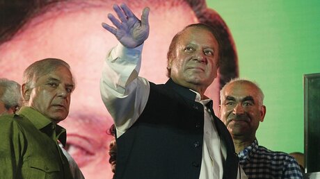 Der seines Amtes enthobene pakistanische Premier Minister Nawaz Sharif während einer Kundgebung in Lahore / © K.M. Chaudary (dpa)