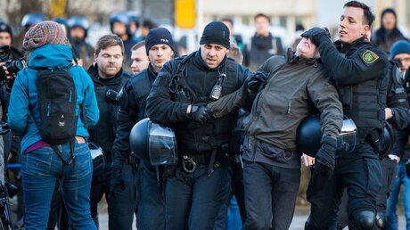 Neonazi-Aufmarsch in Dresden: Polizisten führen einen Gegendemonstranten ab / © Oliver Killig (dpa)