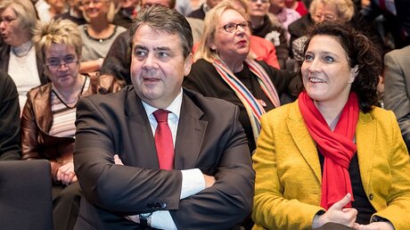Carola Reimann, MdB (r.) mit SPD-Kollege Sigmar Gabriel (l.) / ©  Peter Steffen (dpa)