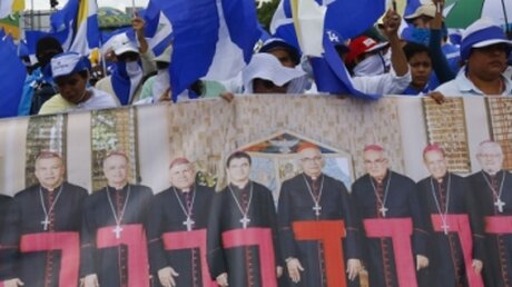 Nicaragua: Demonstranten zeigen ein Banner mit einem Foto von Geistlichen bei einem Protestmarsch / © Alfredo Zuniga/AP/ (dpa)