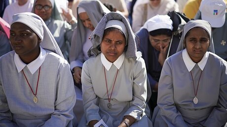 Nonnen nehmen an einer Messe von Papst Franziskus am Welttag der Migranten und Flüchtlinge teil / © Andrew Medichini (dpa)