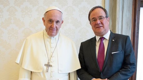 NRW-Ministerpräsident Armin Laschet bei Papst Franziskus / © Osservatore Romano (dpa)