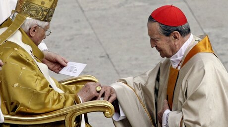 Papst Benedikt XVI. überreicht am 25.3.06 Andrea Cordeiro Lanza di Montezemolo (r.) seinen Kardinalsring. (KNA)