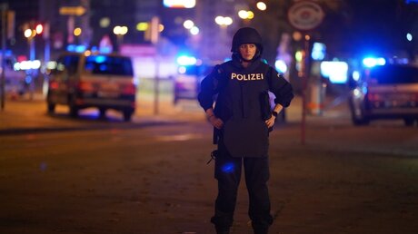 Österreich, Wien: Einsatzkräfte der Polizei stehen am Schwedenplatz. Nach den Schüssen in der Wiener Innenstadt ist die Lage weiter unklar. / © Georg Hochmuth/APA (dpa)