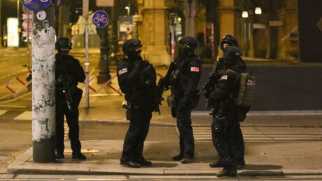 Österreich, Wien: Schwerbewaffnete Polizisten sind in der Wiener Innenstadt im Einsatz / © Ronald Zak (dpa)