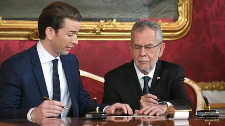 Österreichs neuer Bundeskanzler Sebastian Kurz (ÖVP,l) und Bundespräsident Alexander Van der Bellen / © Roland Schlager (dpa)