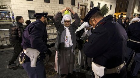 Sicherheitskontrollen auch bei Nonnen / © Ettore Ferrari (dpa)