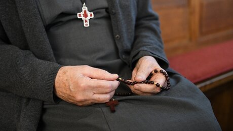 Ordensfrau betet den Rosenkranz / © Harald Oppitz (KNA)